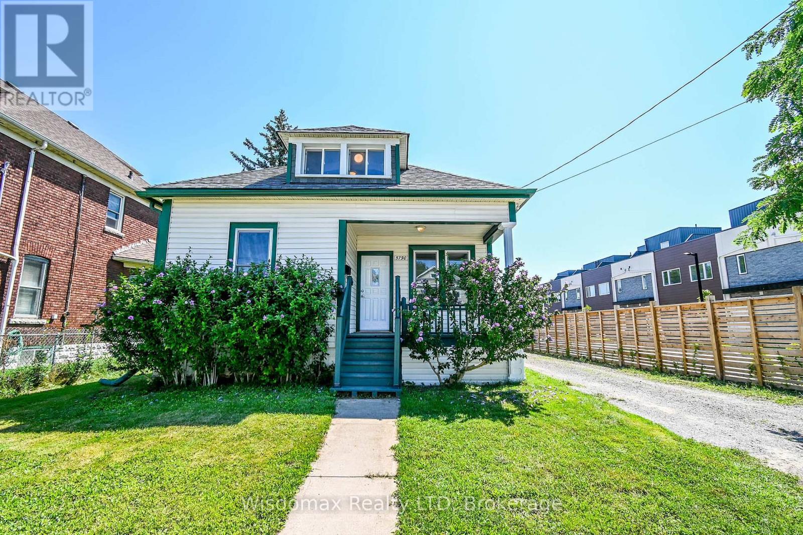 MLS® listing #30134411 for sale located at 5790 ROBINSON STREET