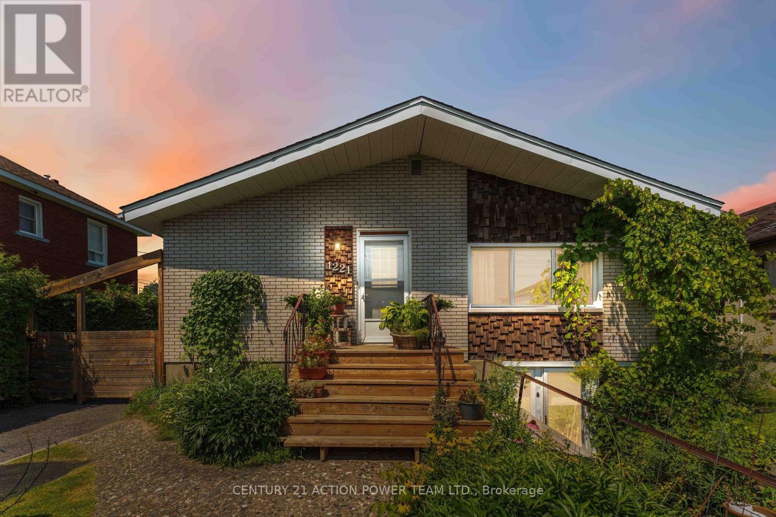 MLS® listing #30134687 for sale located at 1221 KITCHENER AVENUE W