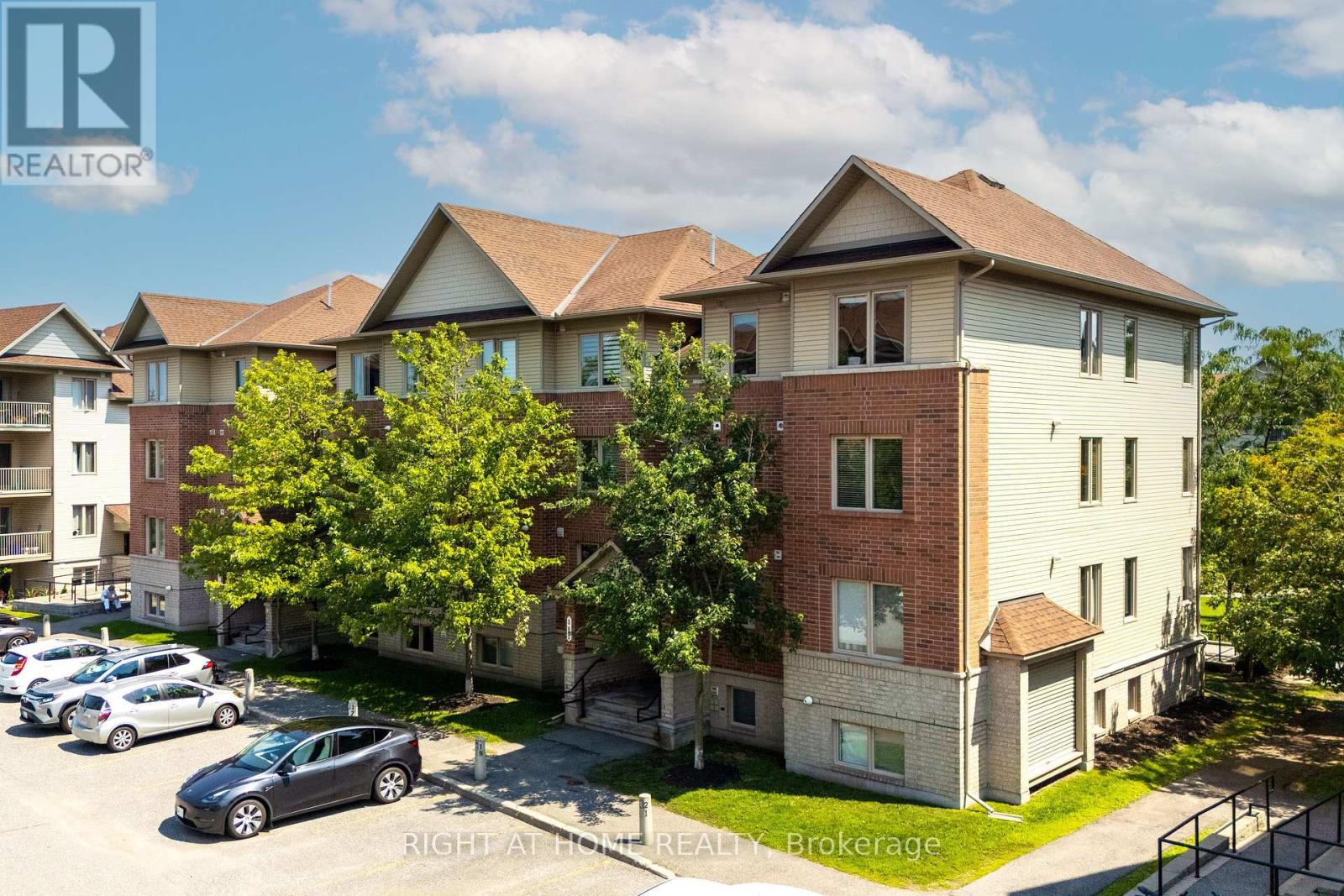 MLS® listing #30135313 for sale located at 8 - 585 STONEFIELD PRIVATE