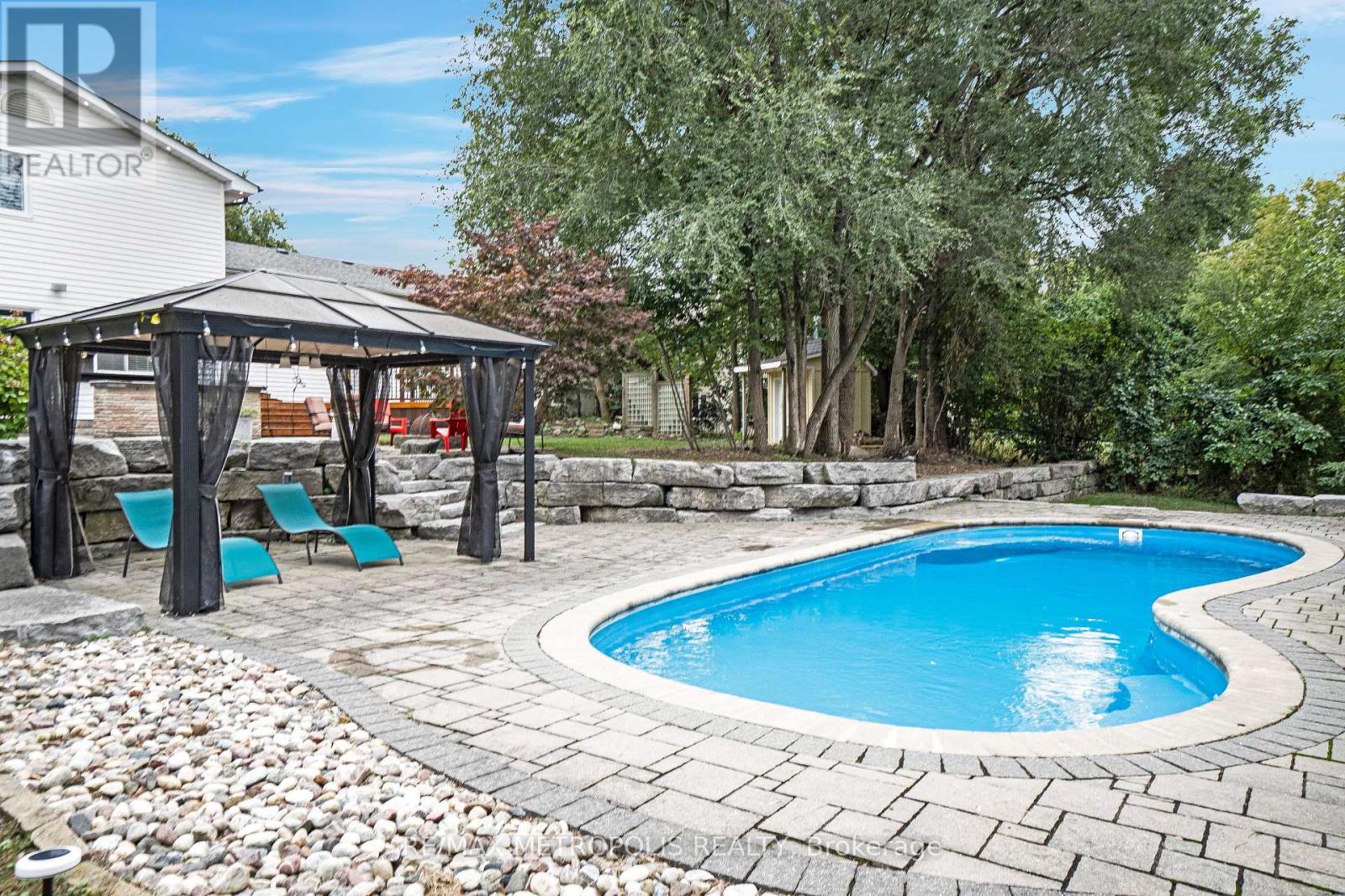MLS® listing #30135510 for sale located at 1872 APPLEVIEW ROAD