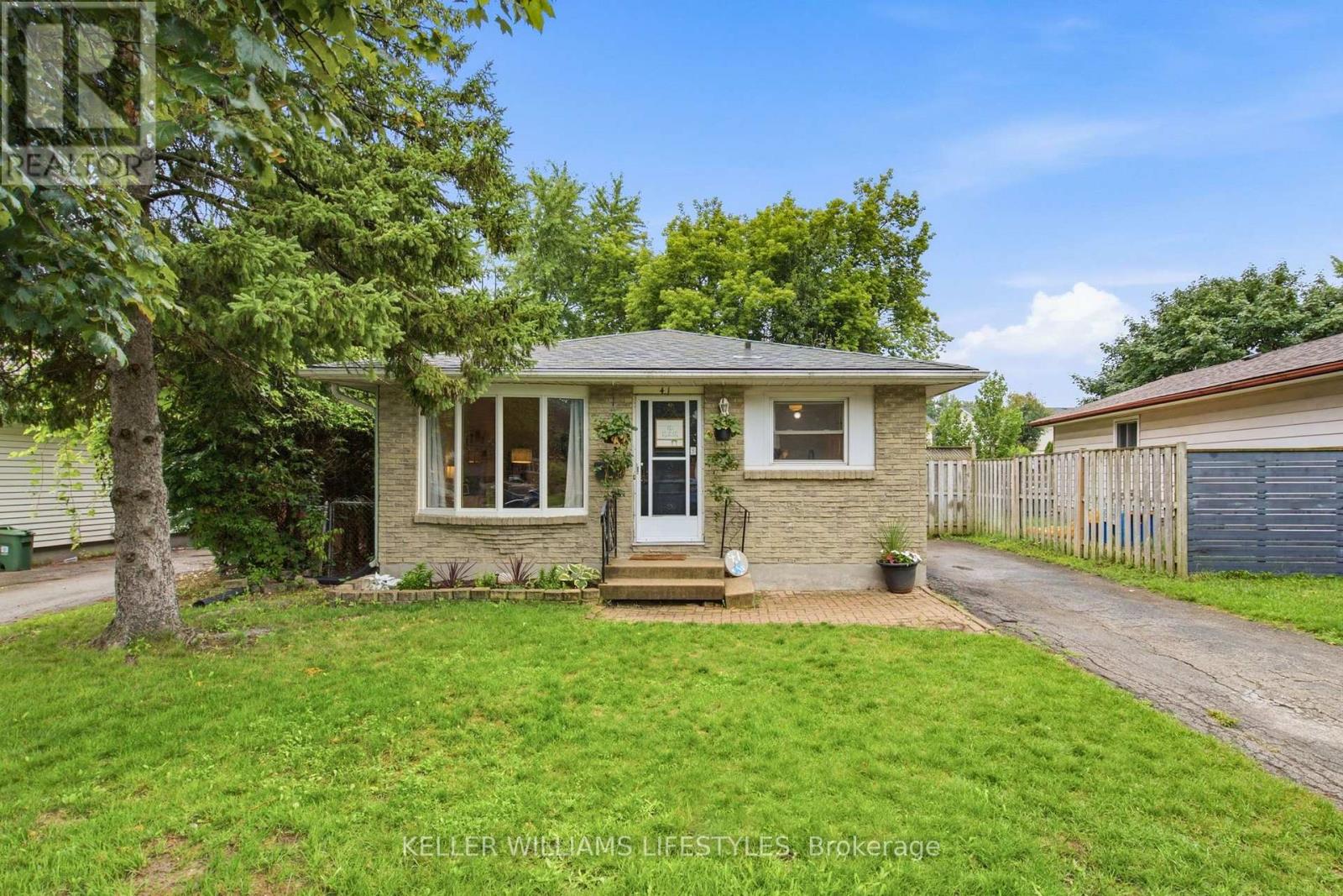 MLS® listing #30139954 for sale located at 41 SCOTCHMERE CRESCENT