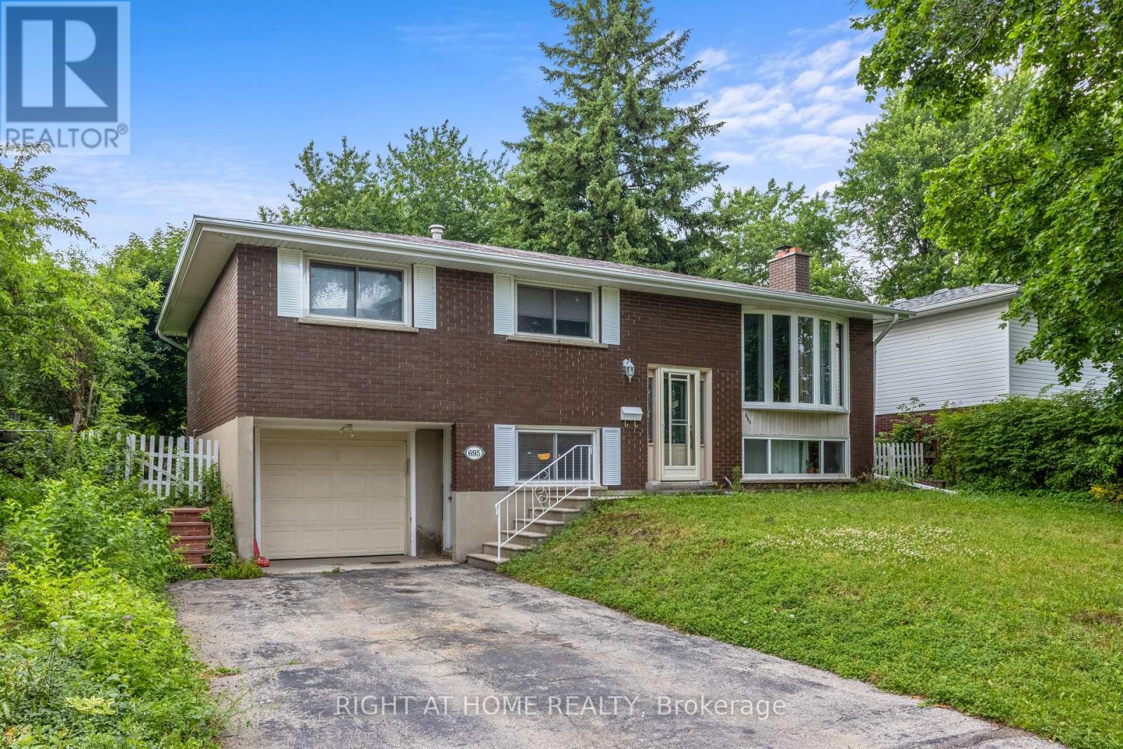 MLS® listing #30140288 for sale located at UPPER - 695 GLEN FORREST BOULEVARD