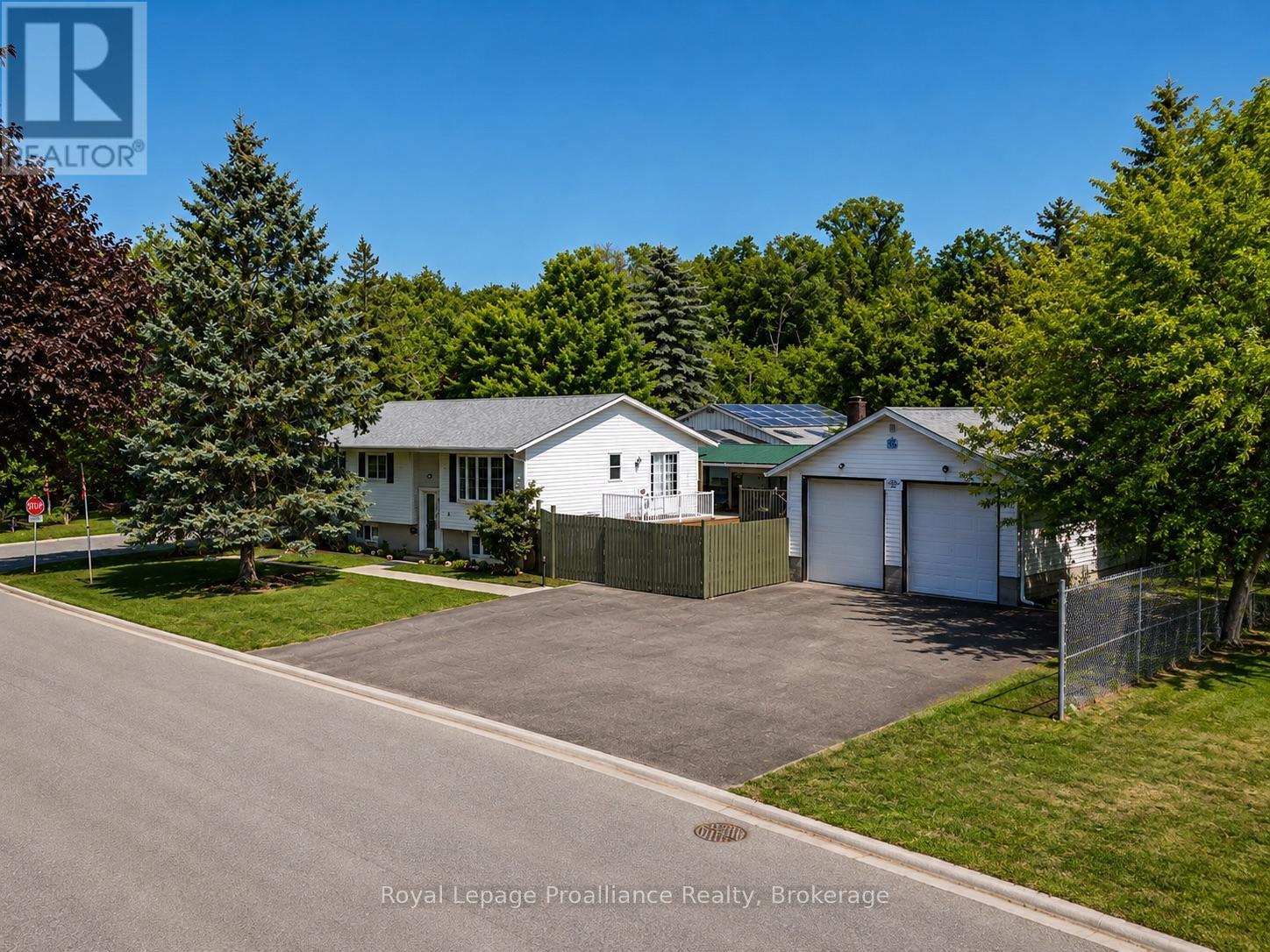 MLS® listing #30141923 for sale located at 115 NICHOLAS STREET