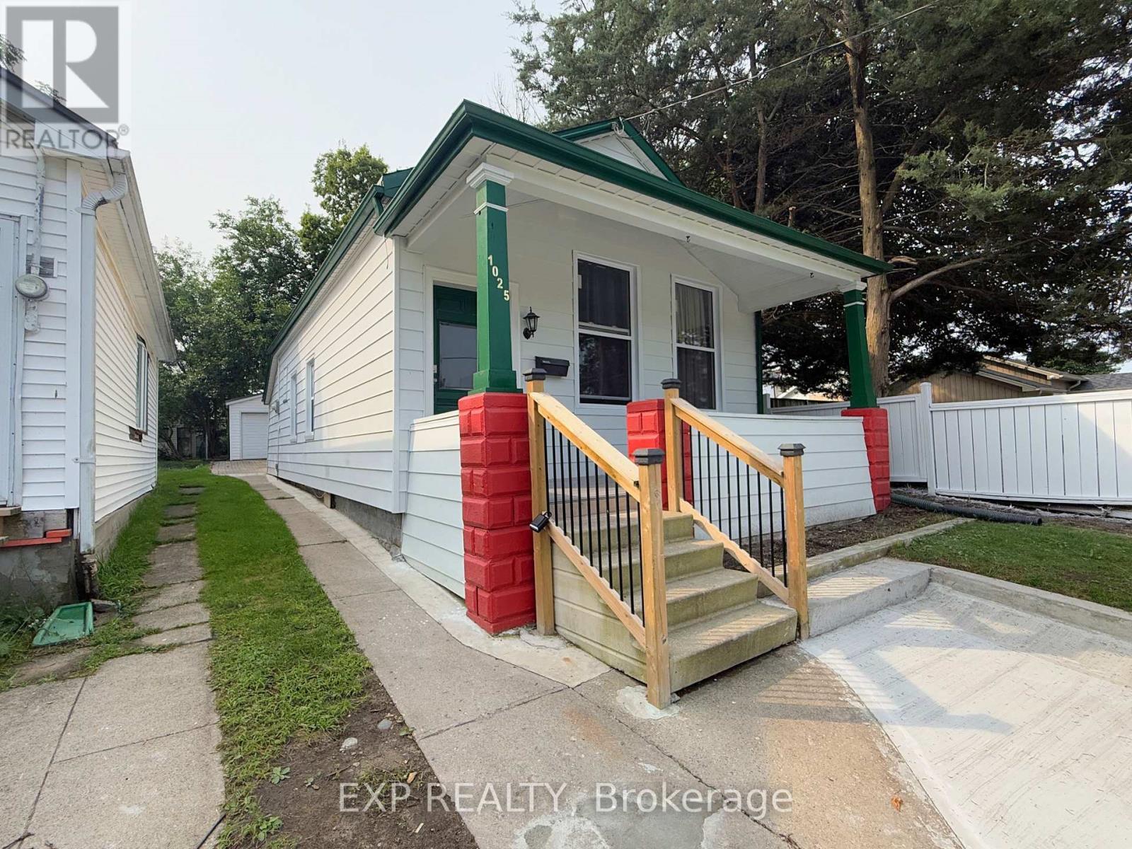 MLS® listing #30154995 for sale located at 1025 YORK STREET