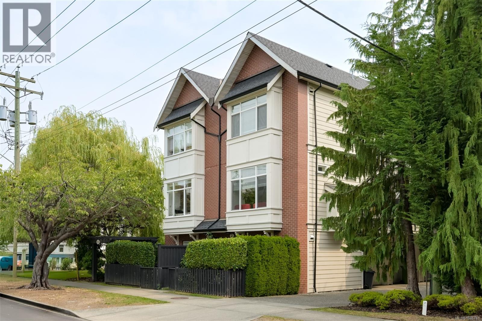 MLS® listing #30158079 for sale located at 4 1521 Belcher Ave