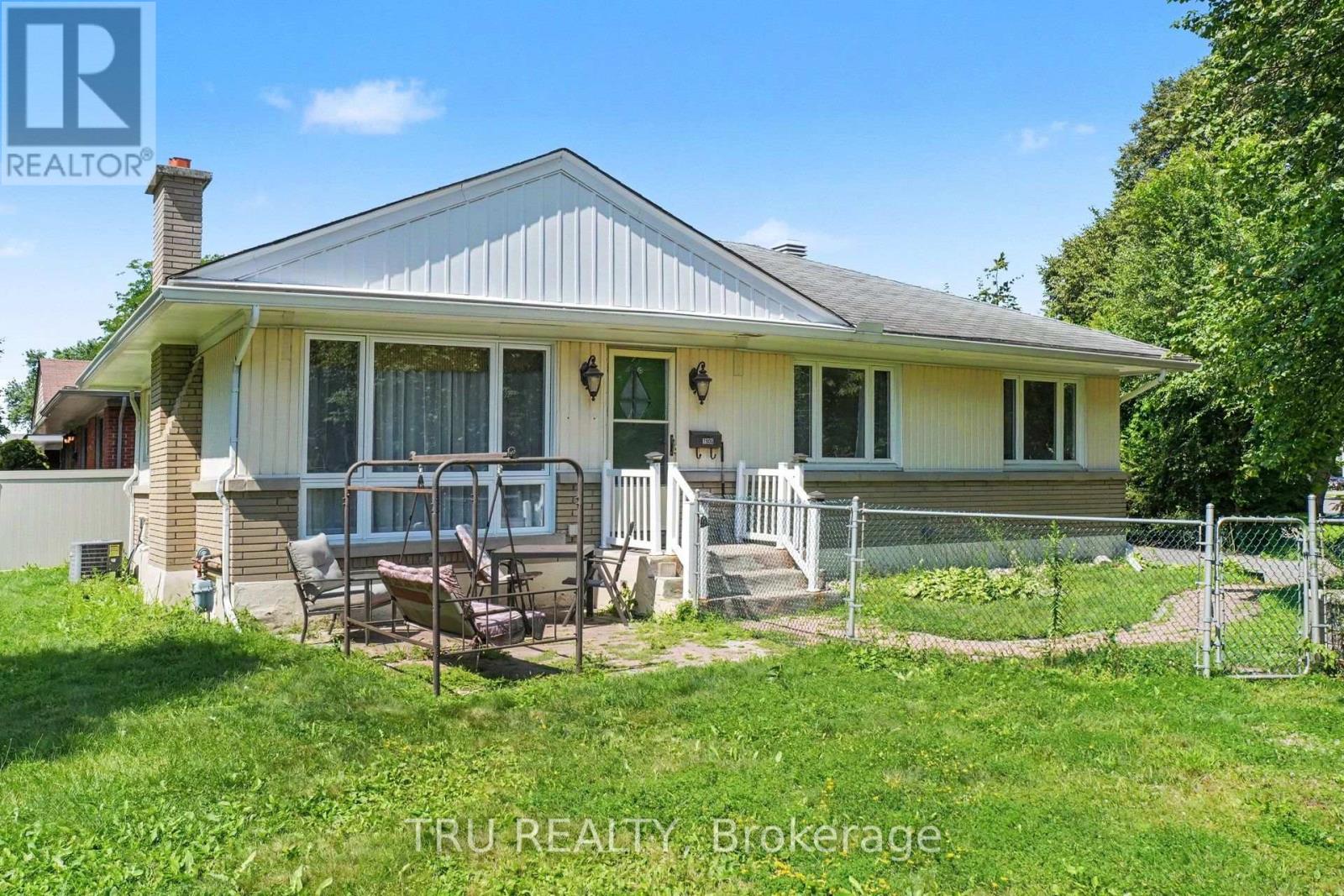 MLS® listing #30161419 for sale located at 1908 SAUNDERSON DRIVE