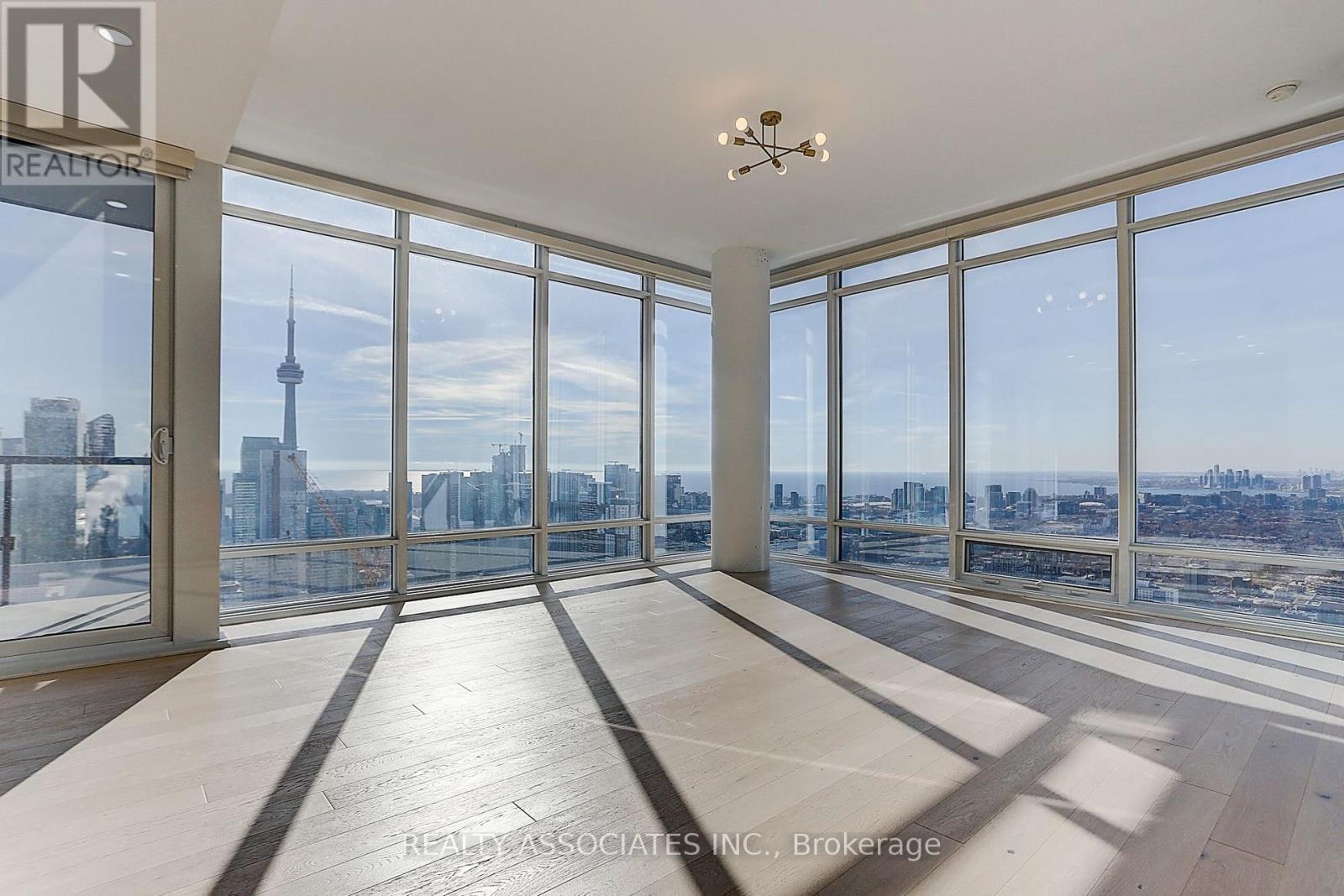 MLS® listing #30162318 for sale located at 4310 - 488 UNIVERSITY AVENUE