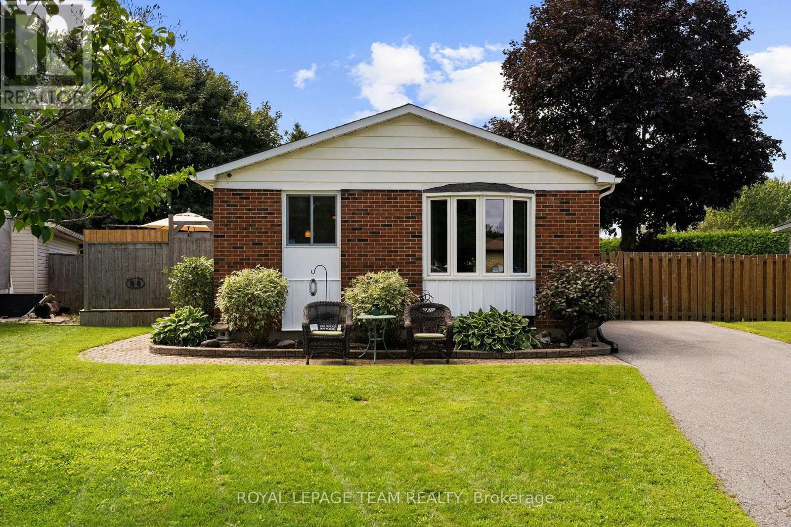 MLS® listing #30167291 for sale located at 27 BALLANTRAE WAY
