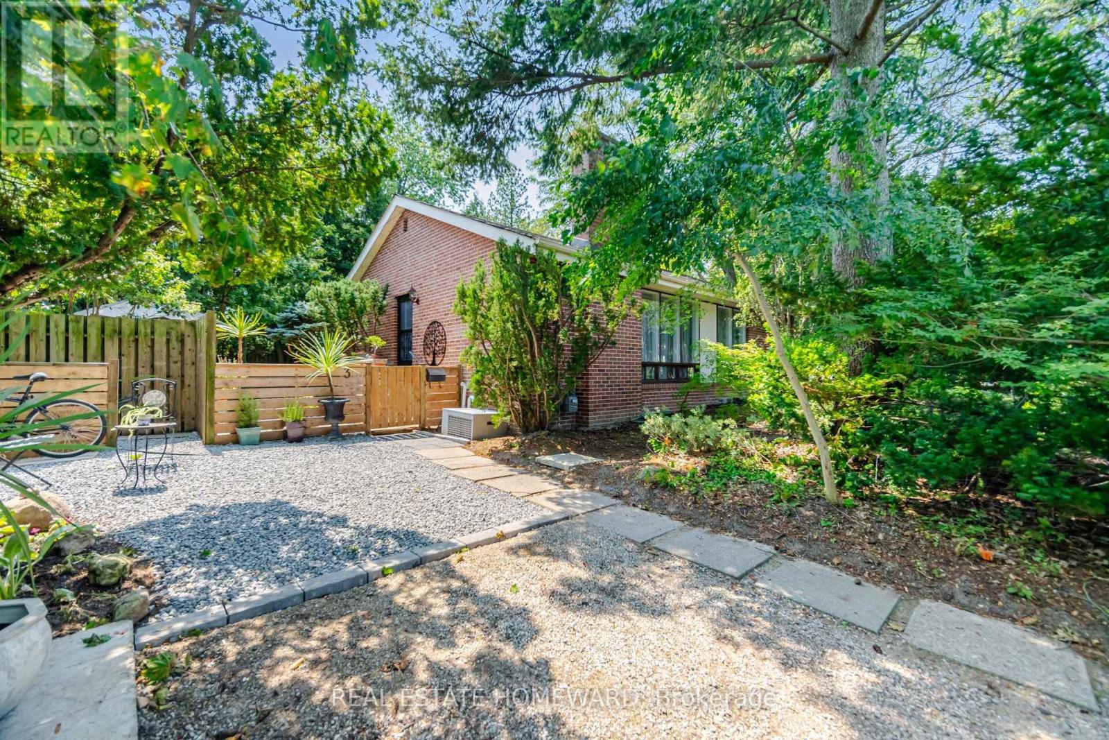 MLS® listing #30167304 for sale located at 3 SHADWELL PLACE