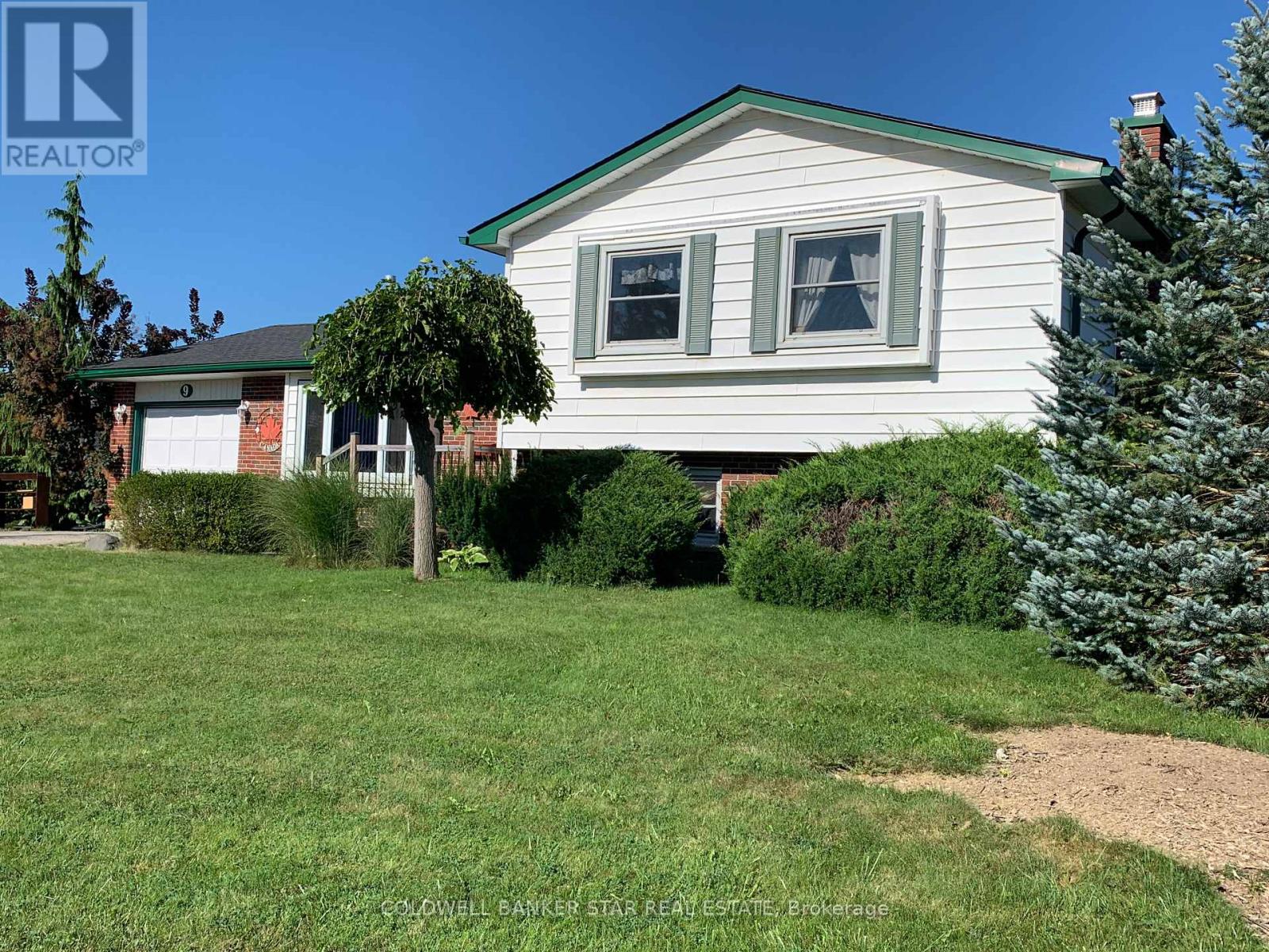 MLS® listing #30167443 for sale located at 9 LAKEVIEW CIRCLE
