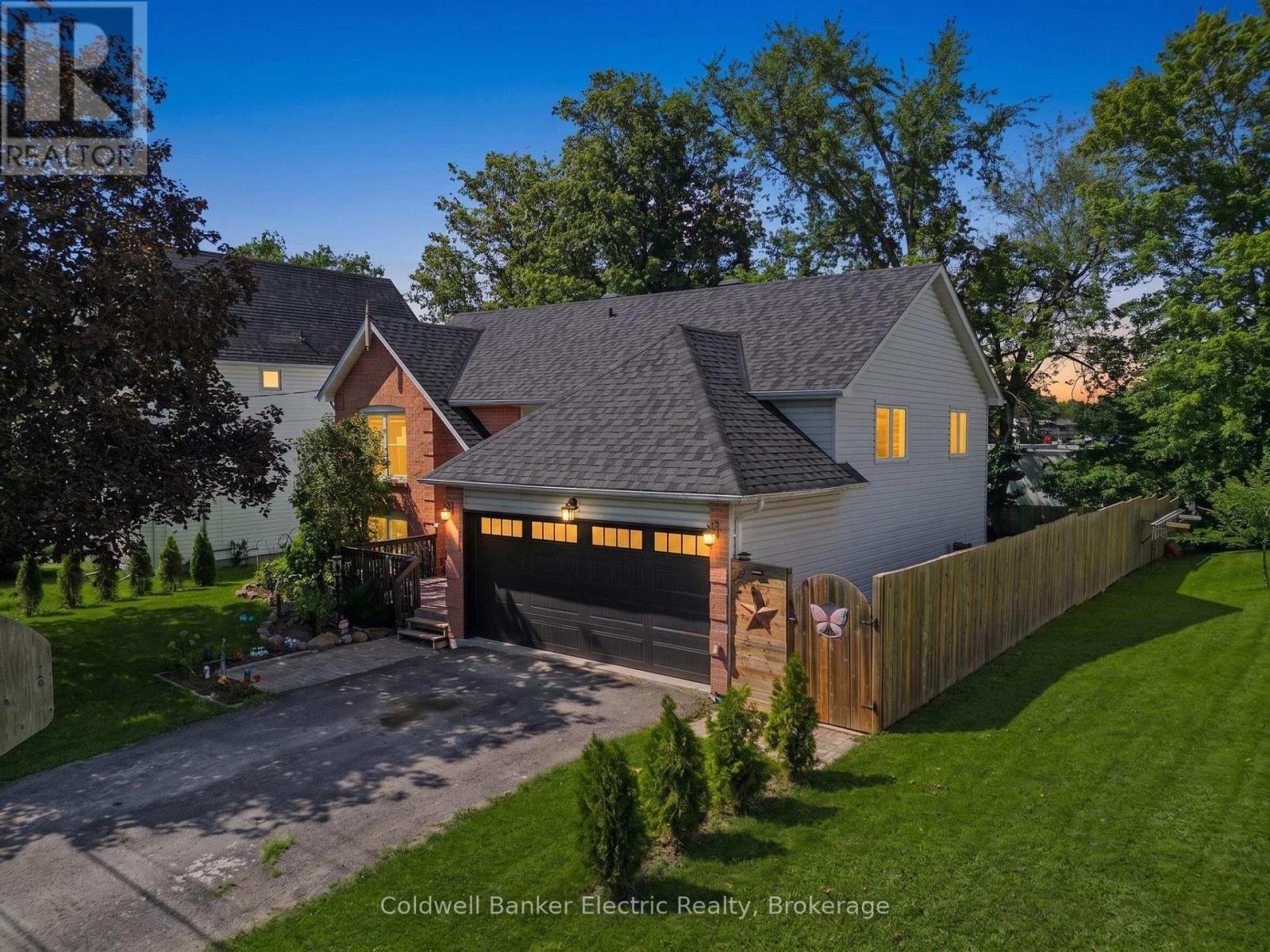 MLS® listing #30172428 for sale located at 3 MAPLE AVENUE