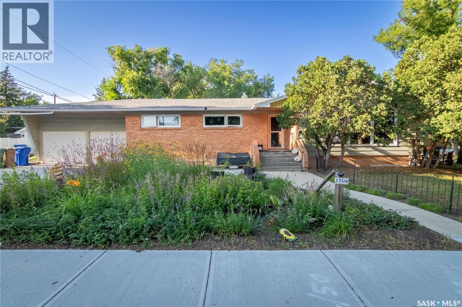 MLS® listing #30173471 for sale located at 3708 Lakeview AVENUE