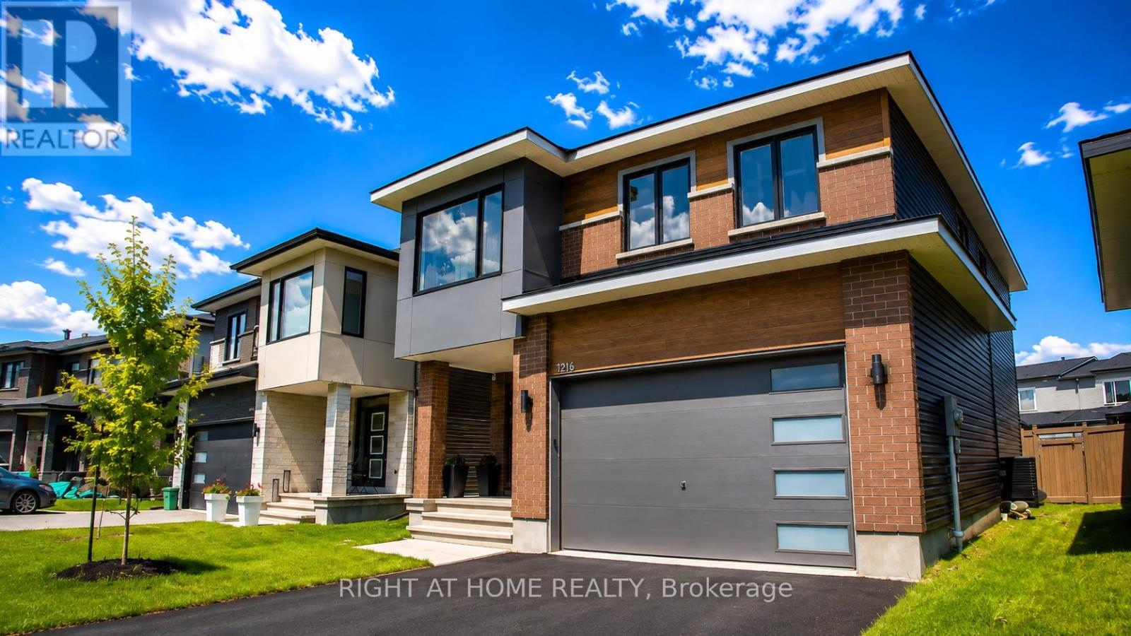 MLS® listing #30177308 for sale located at 1216 DIAMOND STREET