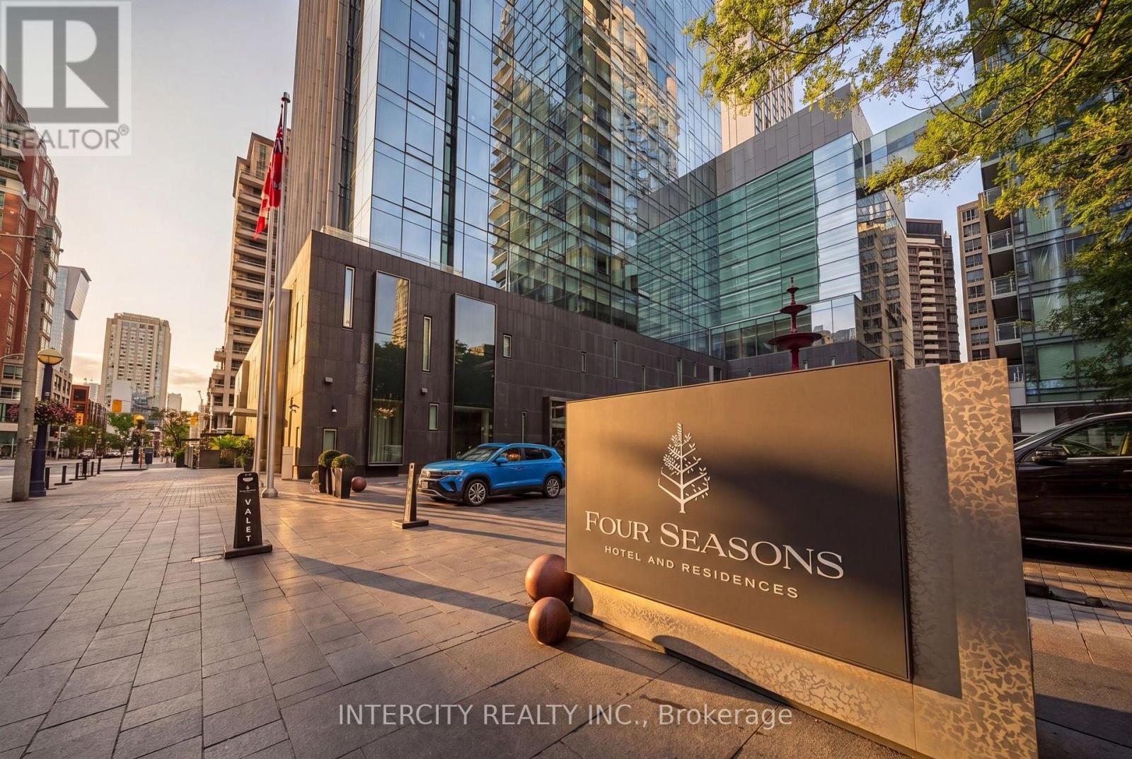 MLS® listing #30177870 for sale located at 4001 - 50 YORKVILLE AVENUE