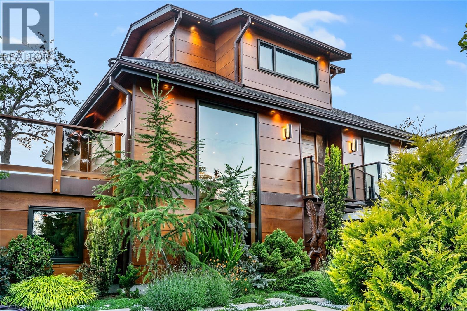 MLS® listing #30180337 for sale located at 626 Monterey Ave