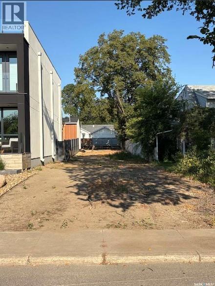 MLS® listing #30184620 for sale located at 1551 Spadina CRESCENT E