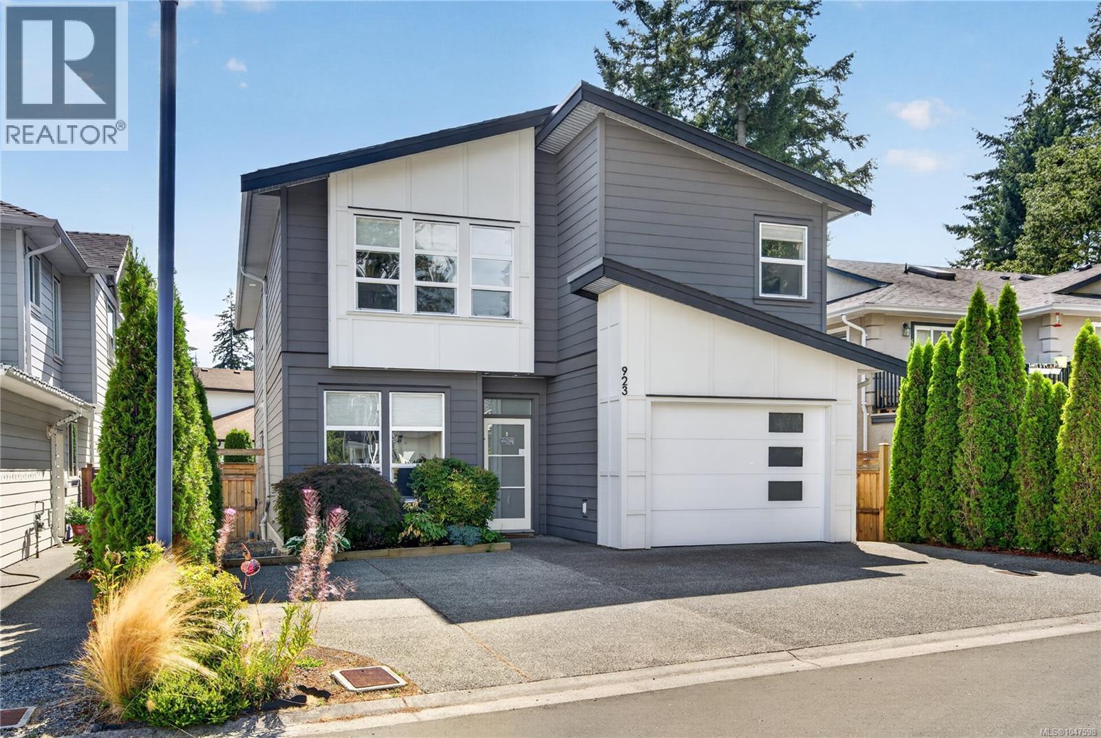 MLS® listing #30186712 for sale located at 923 Randall Pl