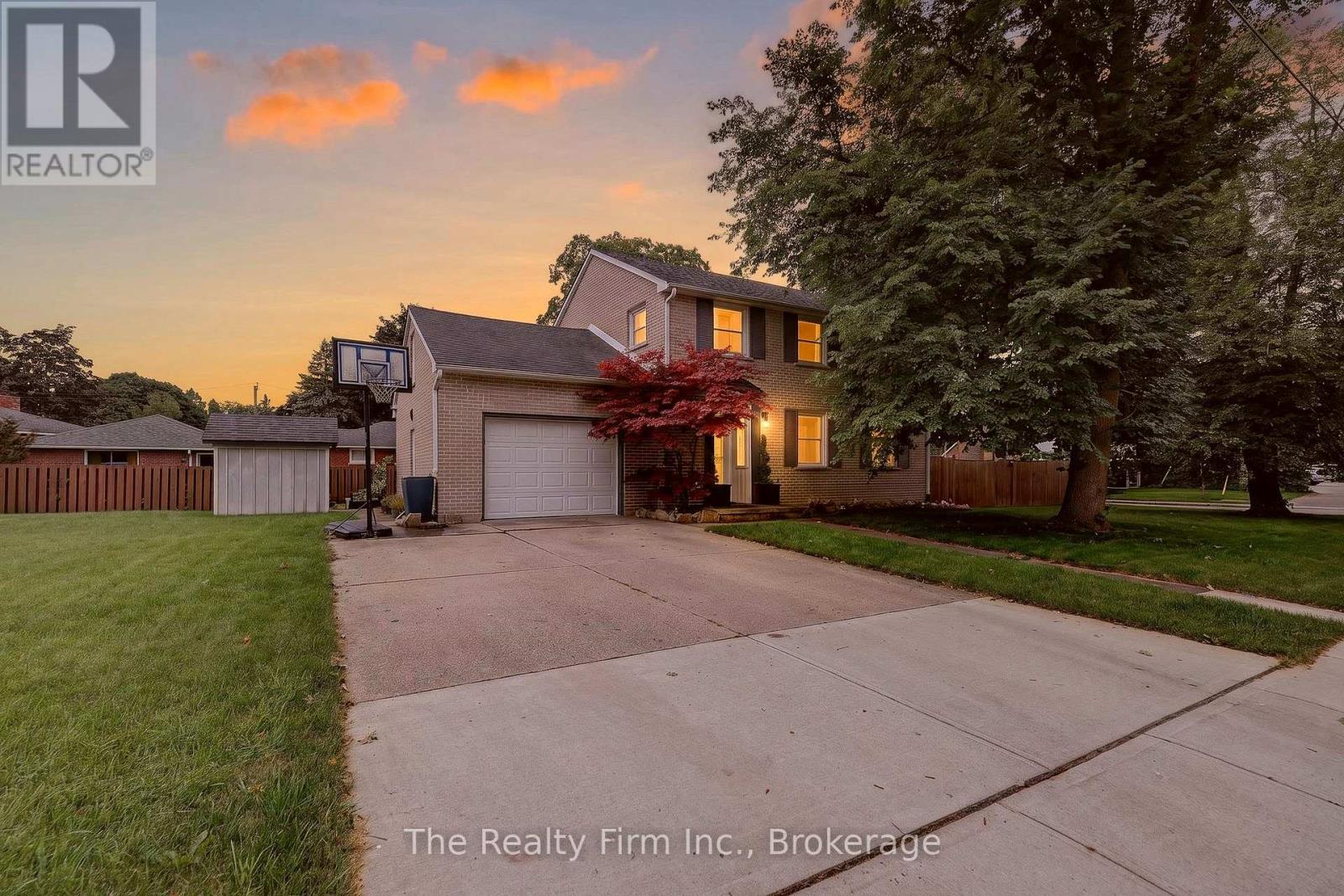 MLS® listing #30186811 for sale located at 652 MILLER STREET
