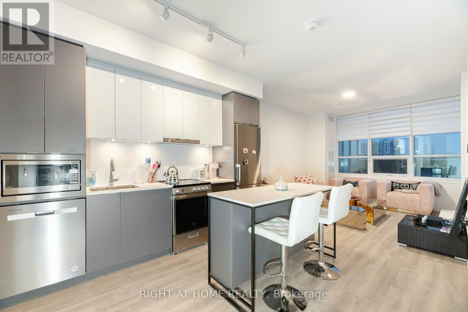 MLS® listing #30188033 for sale located at 226 - 50 UPPER MALL WAY