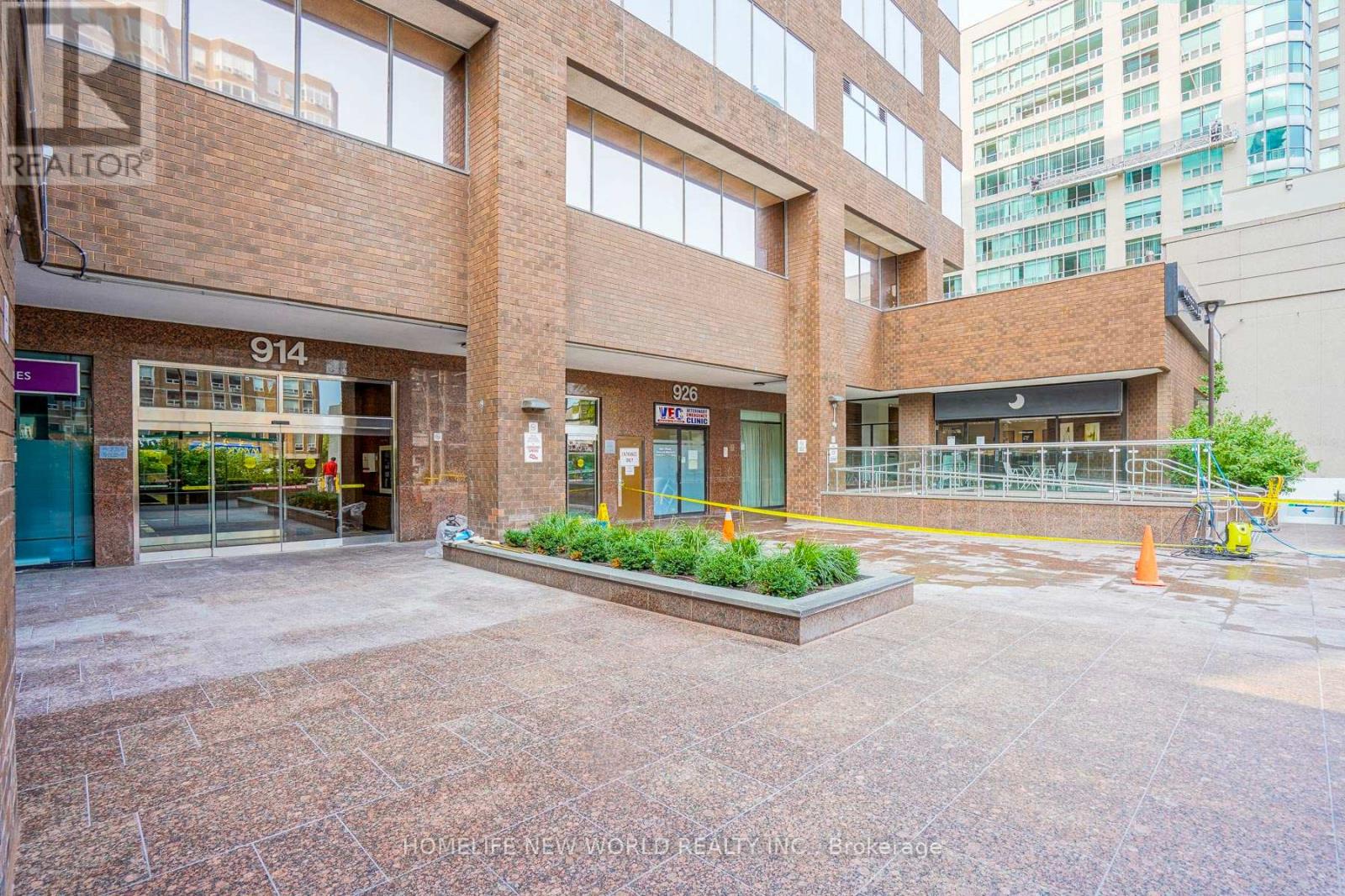 MLS® listing #30188142 for sale located at 700 - 920 YONGE STREET