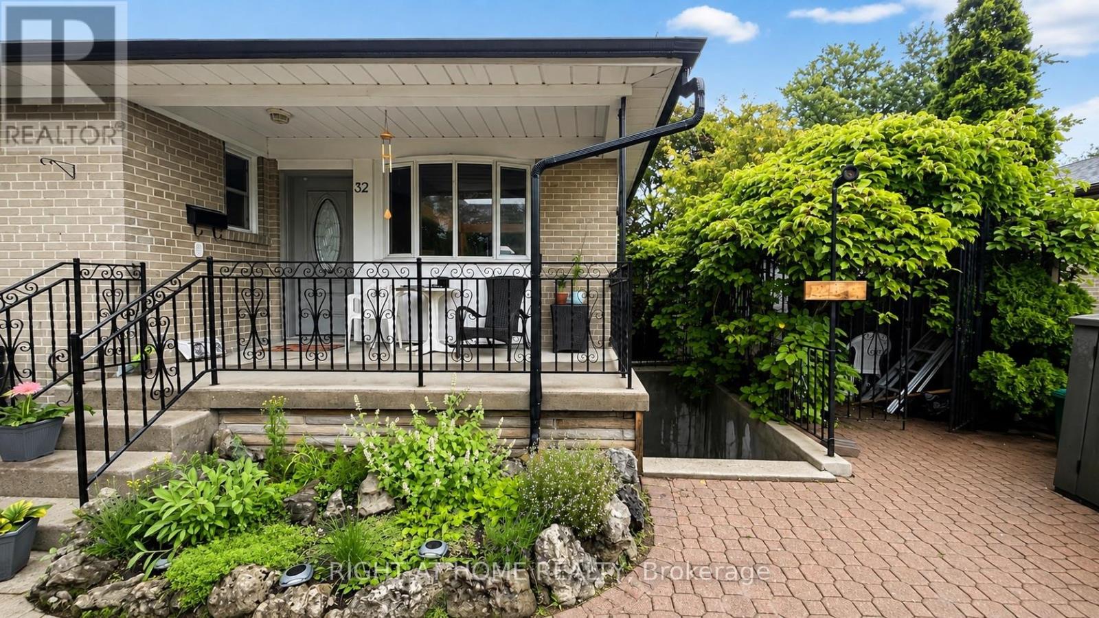 MLS® listing #30193387 for sale located at BASEMENT - 32 THRONCROFT CRESCENT