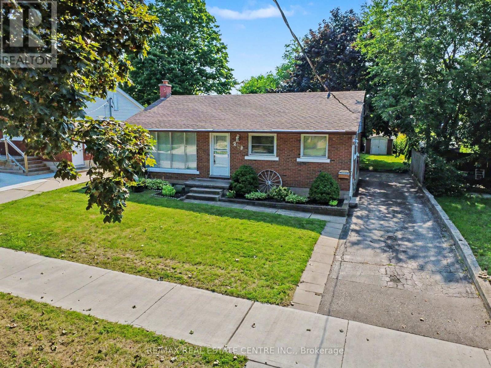 MLS® listing #30193551 for sale located at 209 FRANKLIN STREET S