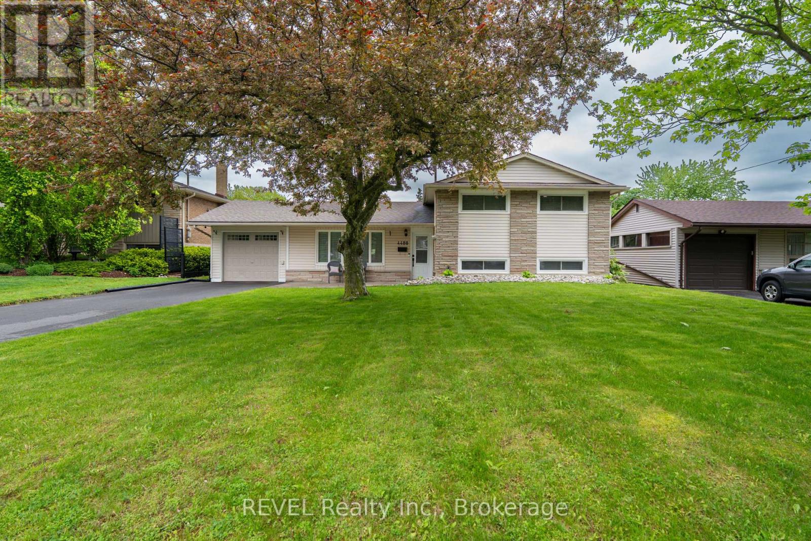 MLS® listing #30193915 for sale located at 4480 QUEENSWAY GARDENS