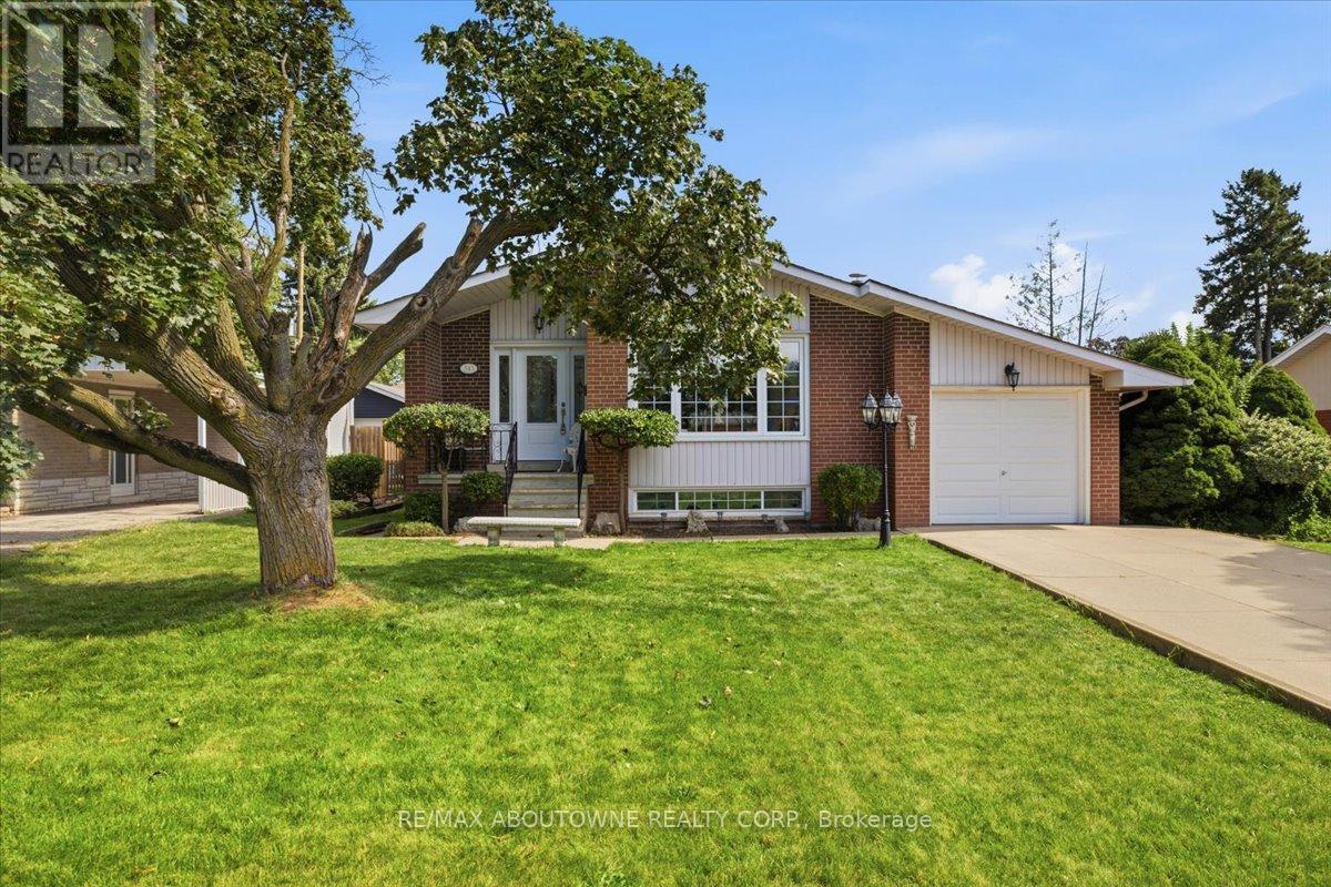 MLS® listing #30202996 for sale located at 343 DUNCOMBE DRIVE
