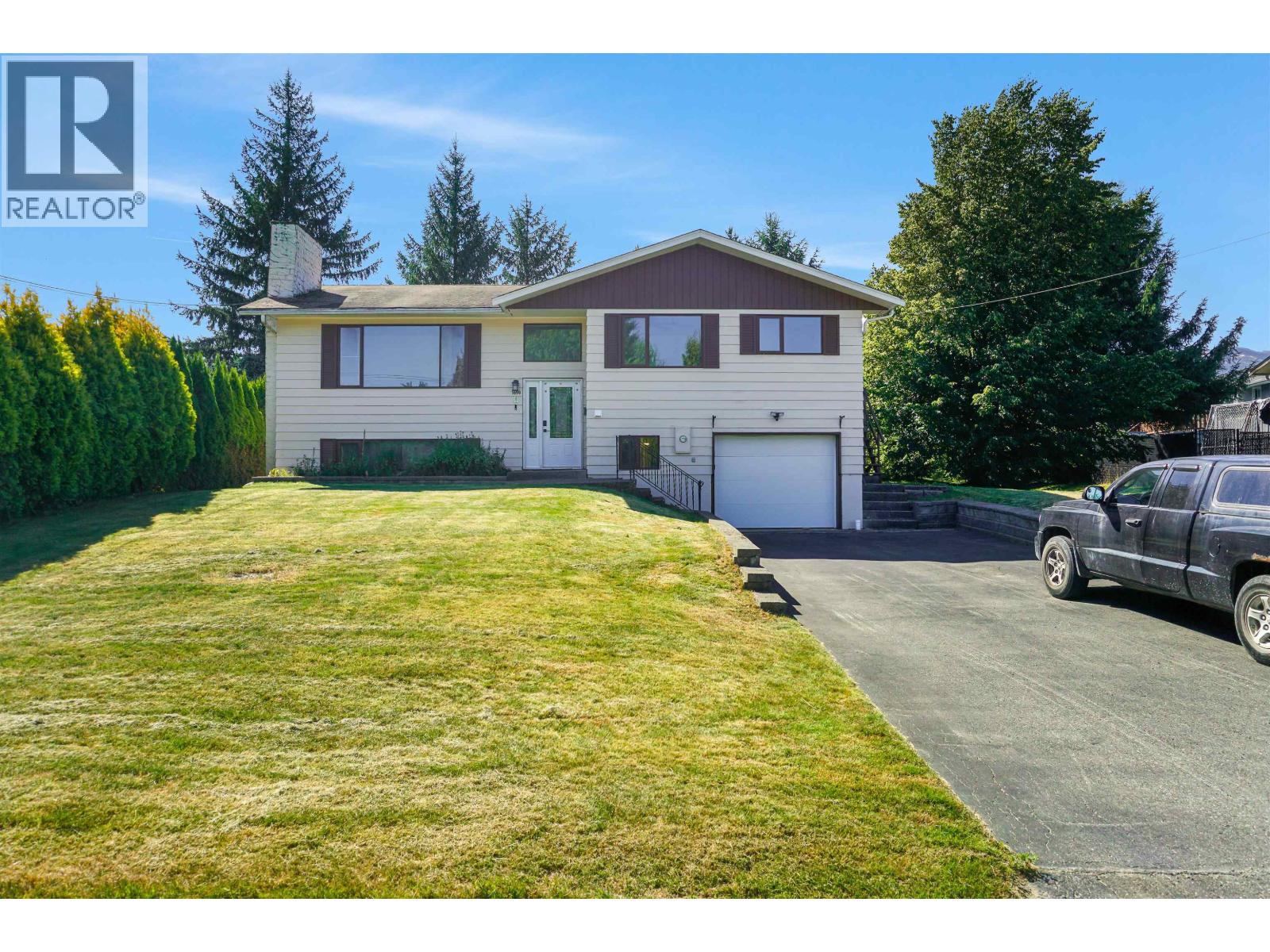 MLS® listing #30204404 for sale located at 1694 KINGFISHER AVENUE