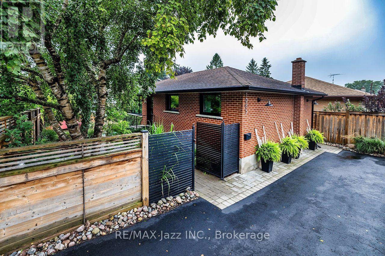 MLS® listing #30229248 for sale located at 1085 WILLOWDALE AVENUE