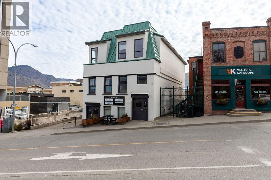 MLS® listing #30232366 for sale located at 293 1ST Avenue Unit# 3&6