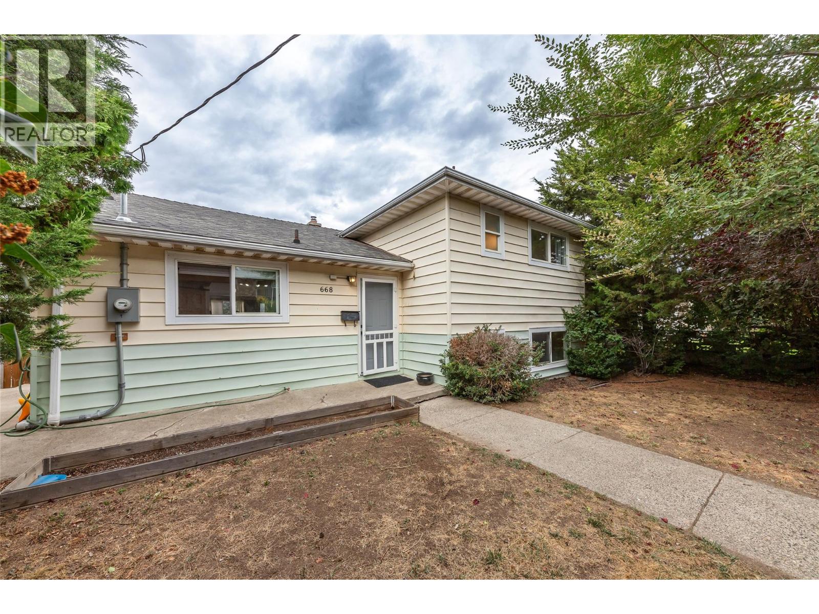 MLS® listing #30237880 for sale located at 668 MUNRO Street