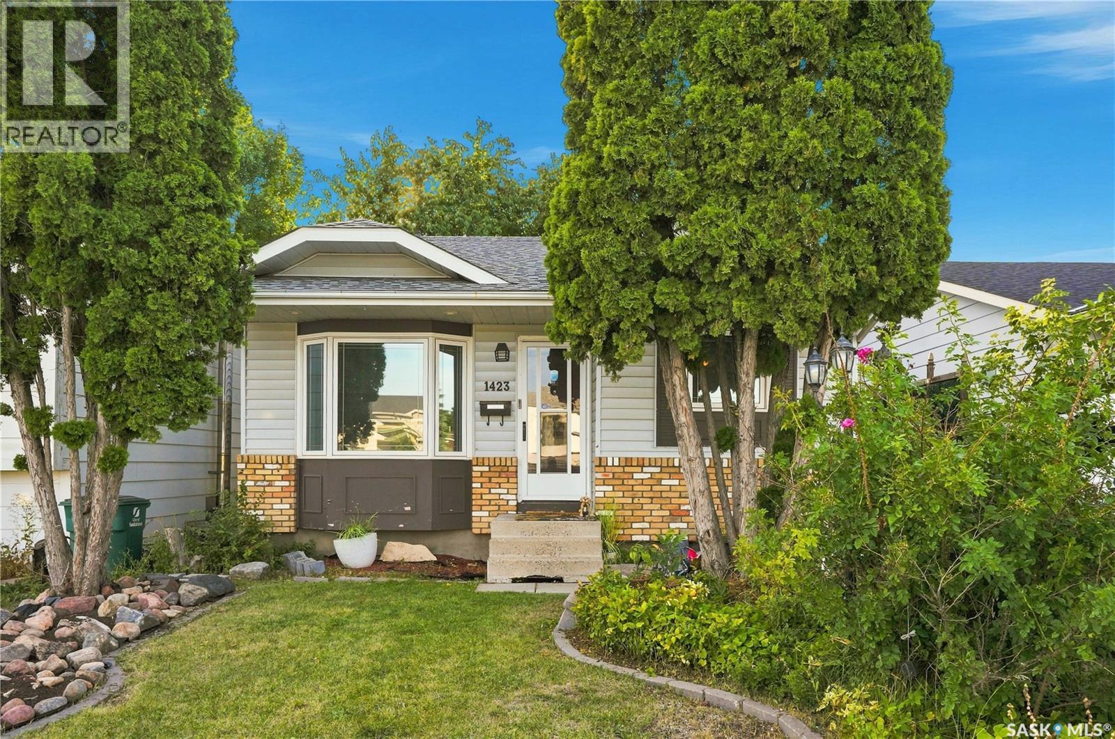 MLS® listing #30239368 for sale located at 1423 Junor AVENUE