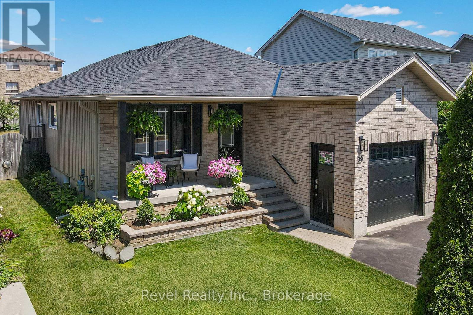 MLS® listing #30243147 for sale located at 39 SPRINGDALE DRIVE