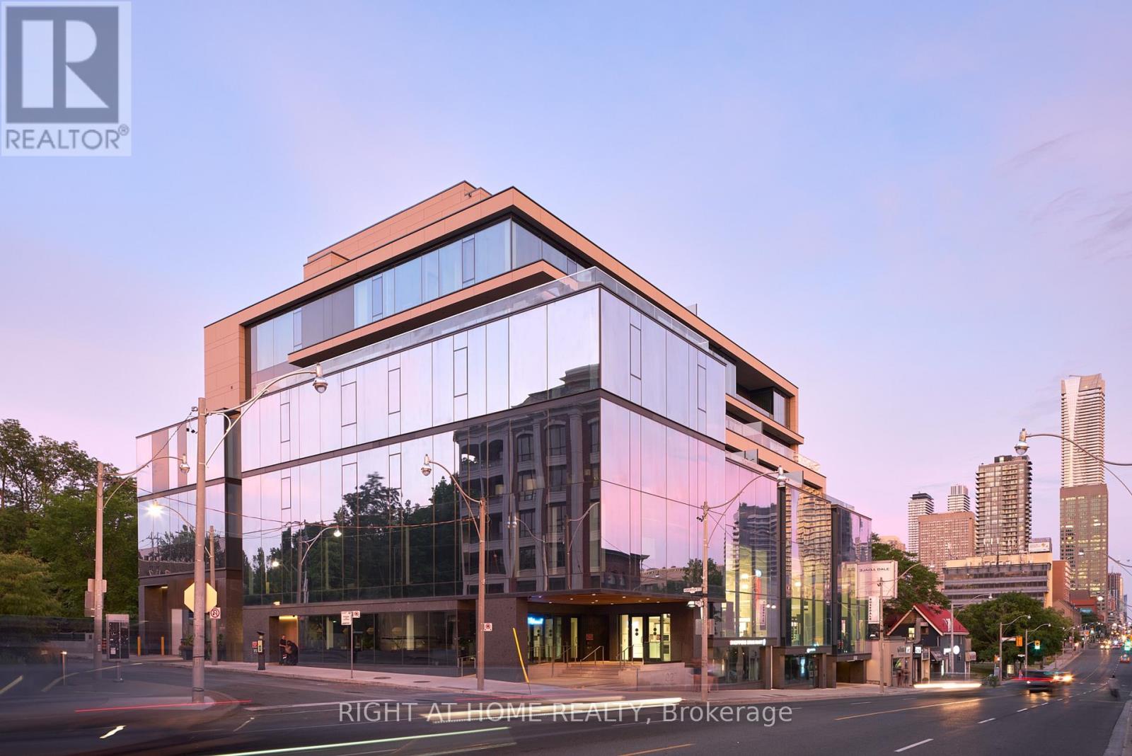 MLS® listing #30250227 for sale located at 501 - 1 ROXBOROUGH STREET E