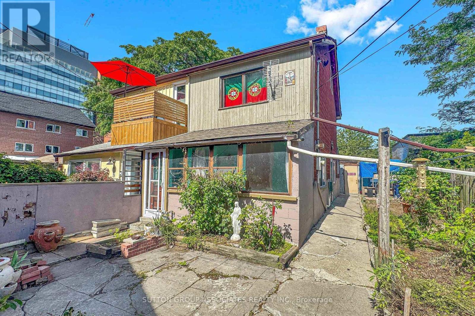 MLS® listing #30253468 for sale located at 18 1/2 BELLEVUE AVENUE