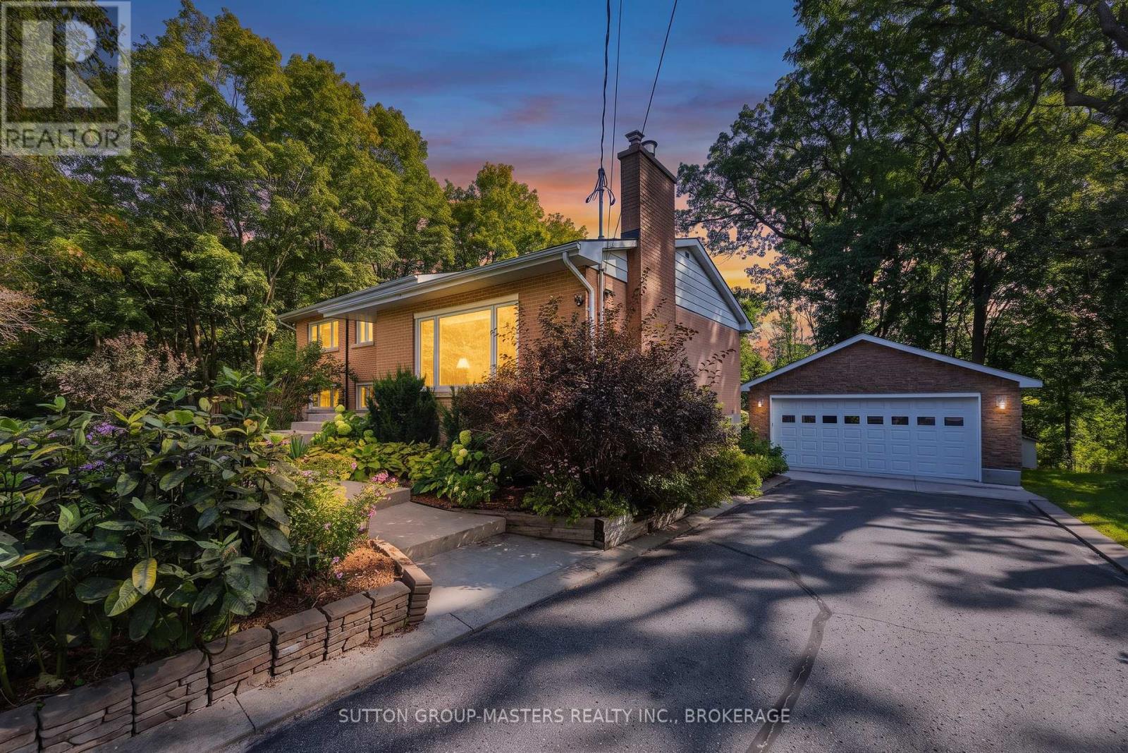 MLS® listing #30259079 for sale located at 732 CENTRE STREET