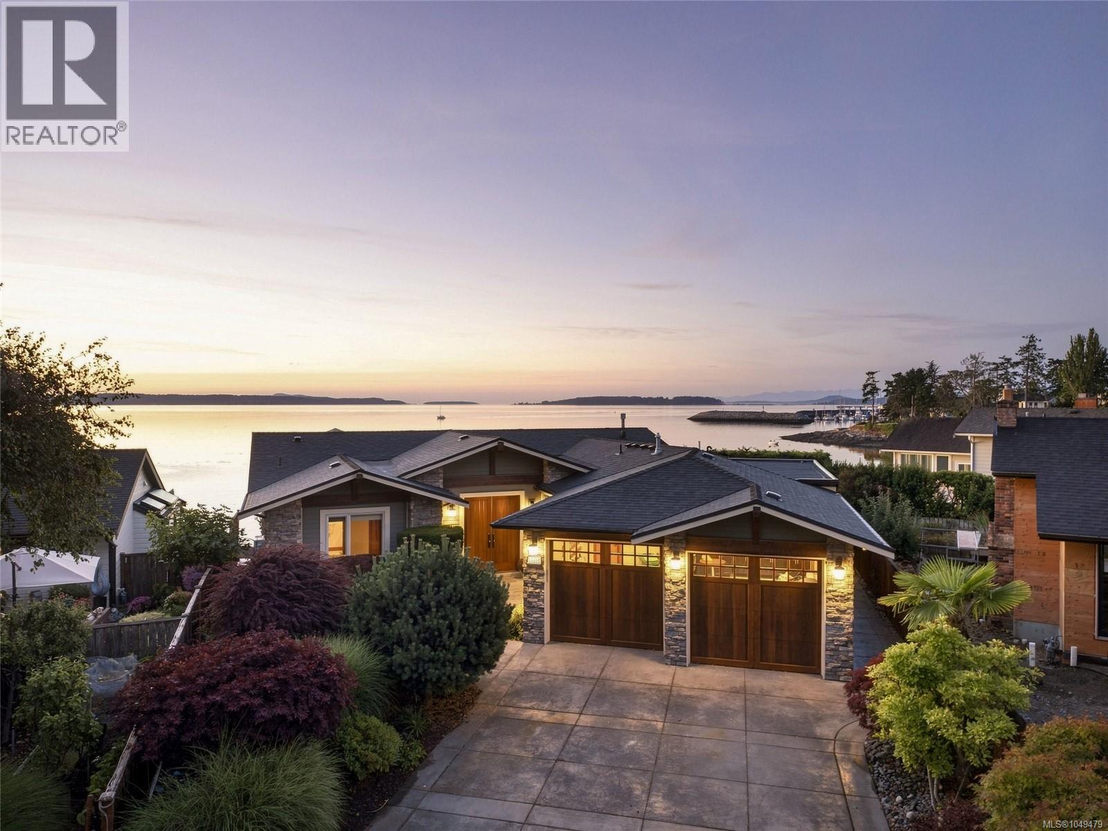 MLS® listing #30270329 for sale located at 10206 Surfside Pl