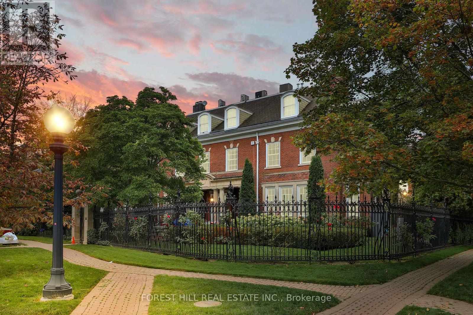 MLS® listing #30275586 for sale located at PH - 1 CHESTNUT PARK