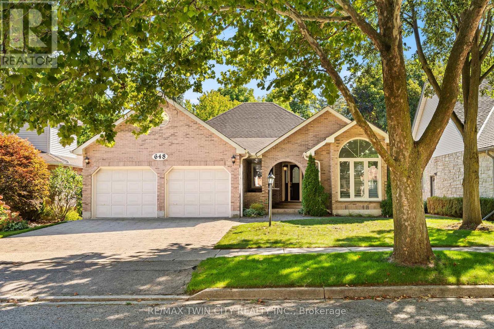 MLS® listing #30278893 for sale located at 648 BAYHAMPTON CRESCENT
