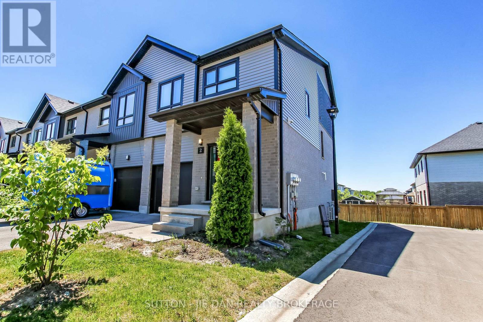 MLS® listing #30285062 for sale located at 2 - 819 KLEINBURG DRIVE