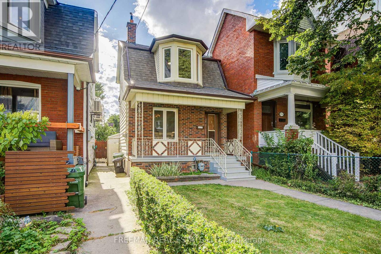 MLS® listing #30289463 for sale located at 912 MANNING AVENUE