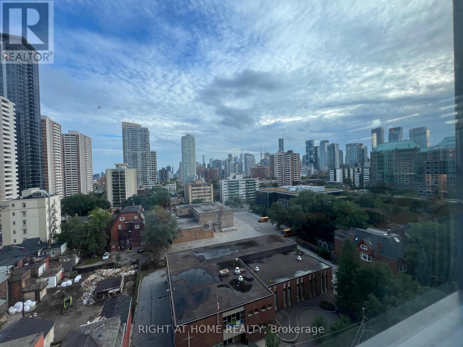 MLS® listing #30290949 for sale located at 1006 - 28 LINDEN STREET