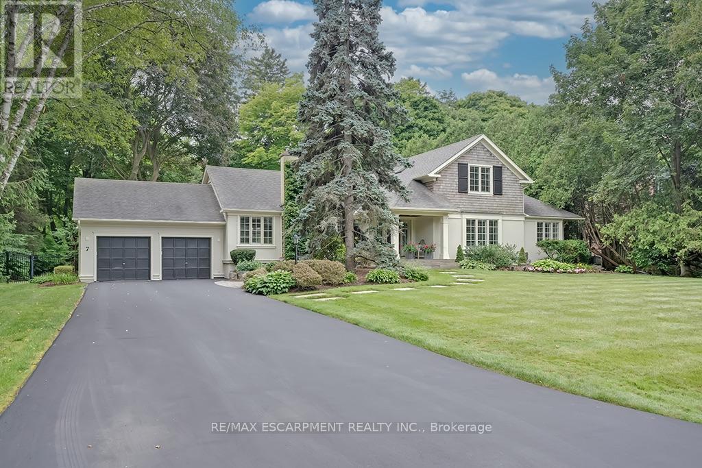 MLS® listing #30291329 for sale located at 7 COLONIAL CRESCENT