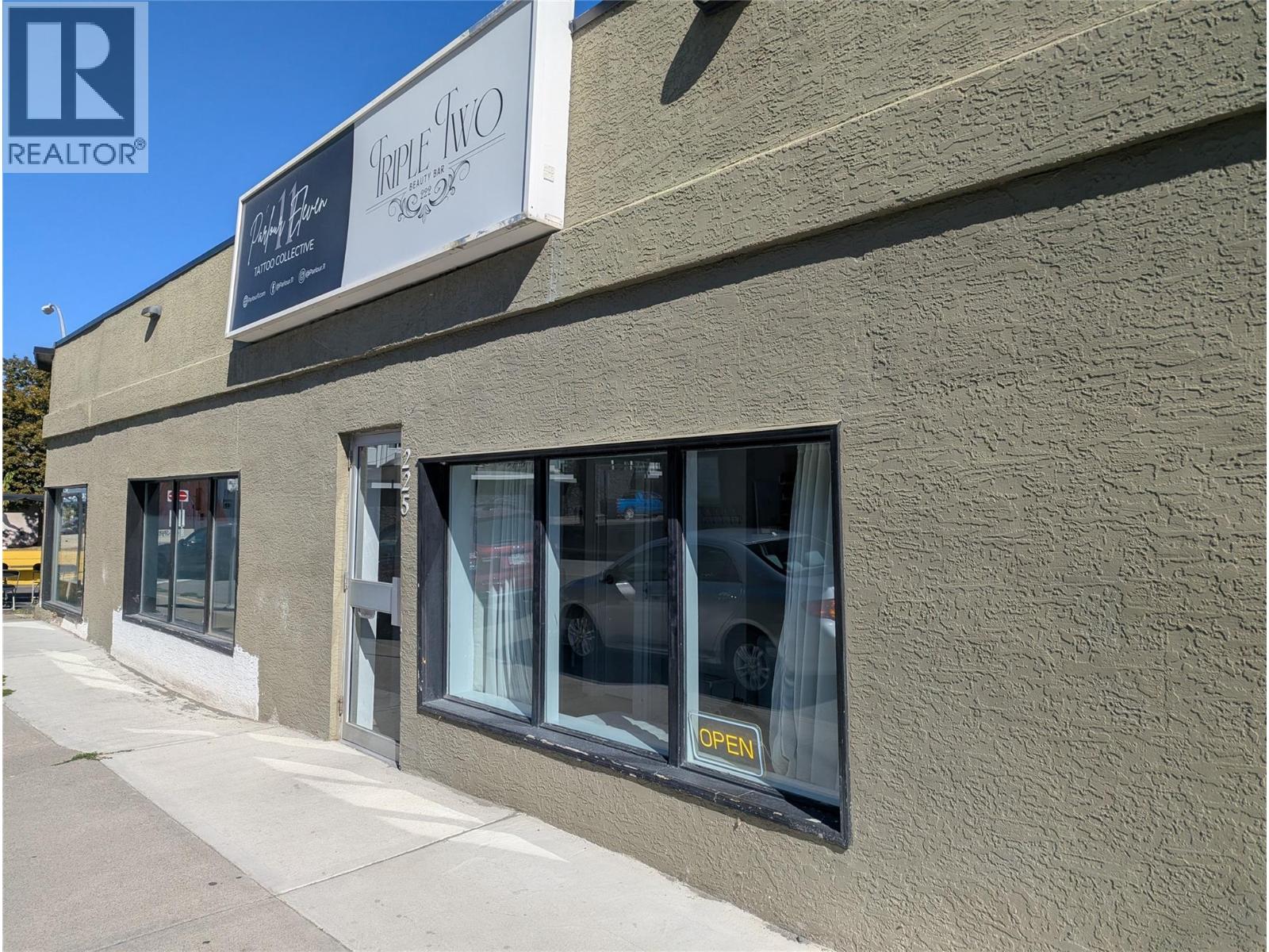 MLS® listing #30296303 for sale located at 225 7TH Avenue Unit# 2