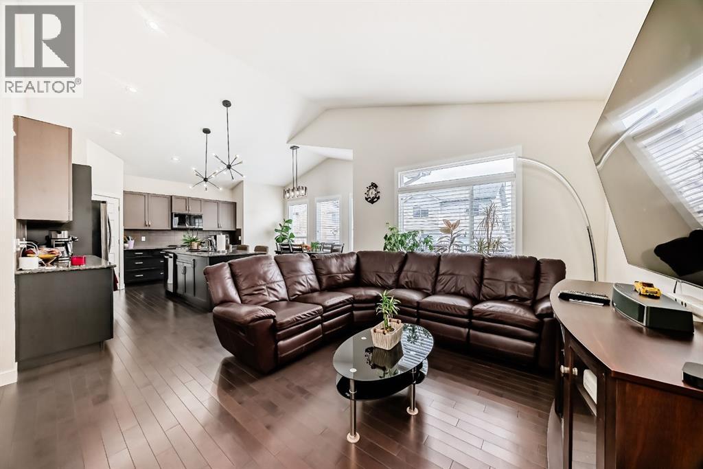 MLS® listing #30297389 for sale located at 612 Montgomery Close SE