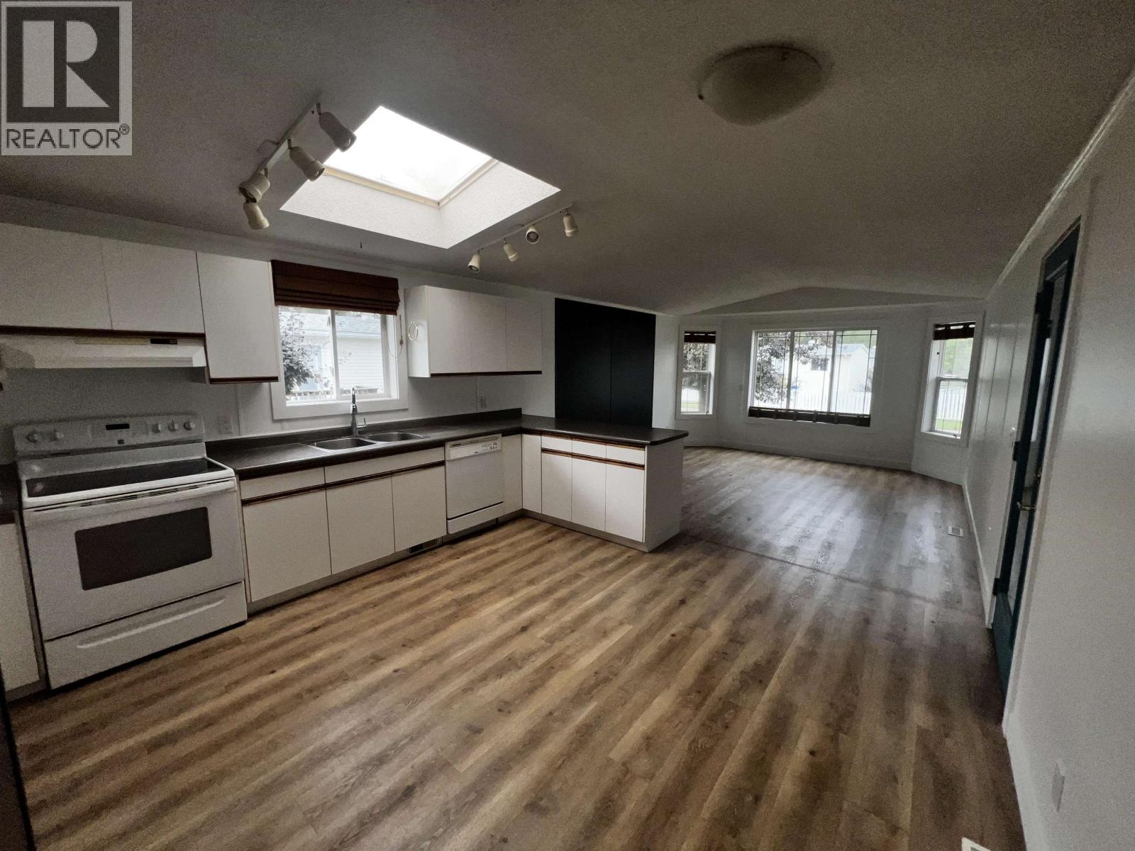 MLS® listing #30300384 for sale located at 3 3278 THIRD AVENUE