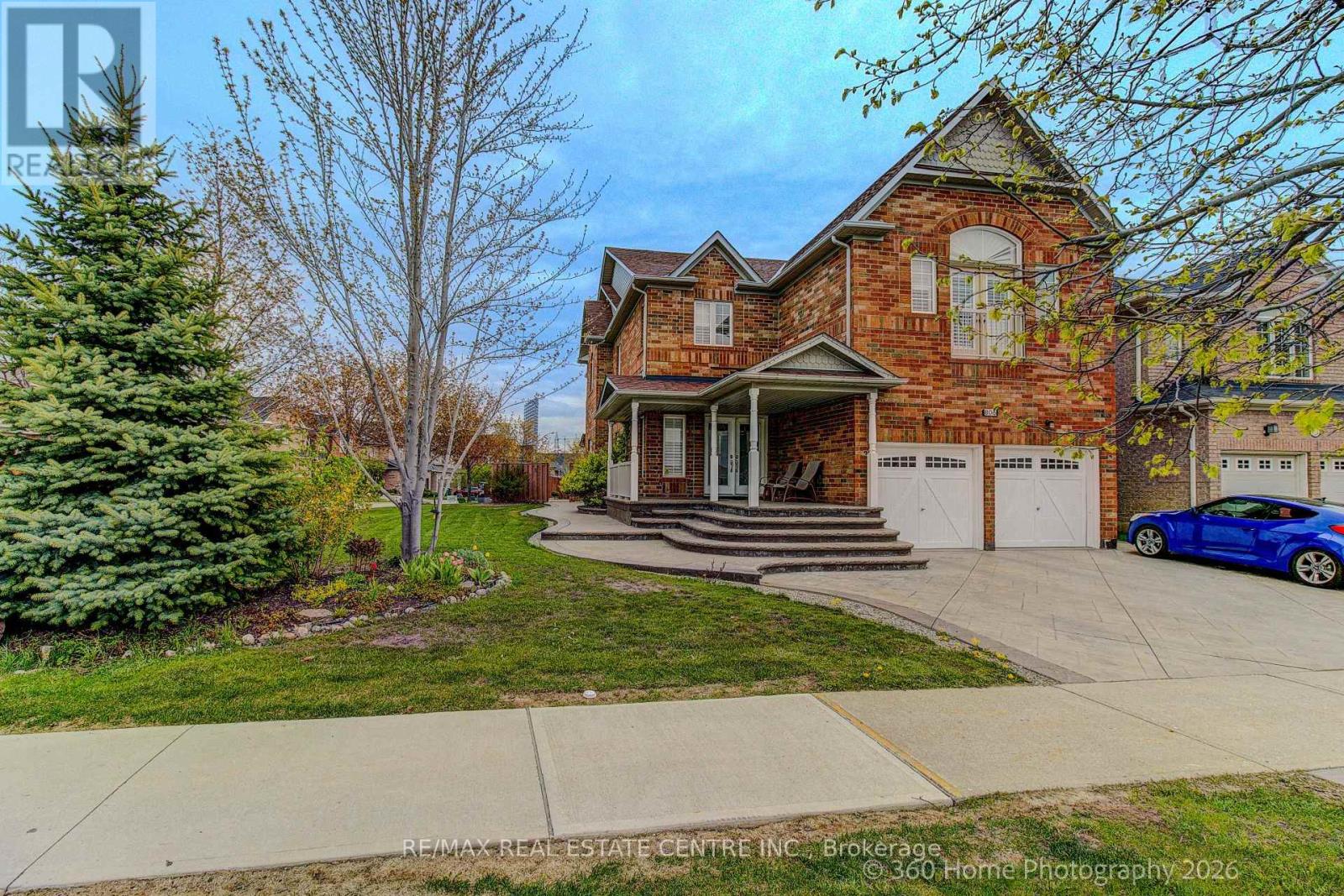 MLS® listing #30304161 for sale located at 806 WHITE CLOVER WAY