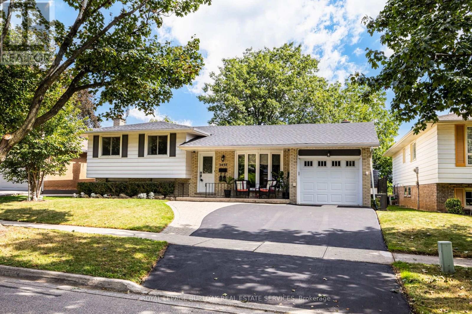 MLS® listing #30305245 for sale located at 2037 MOUNTAIN GROVE AVENUE
