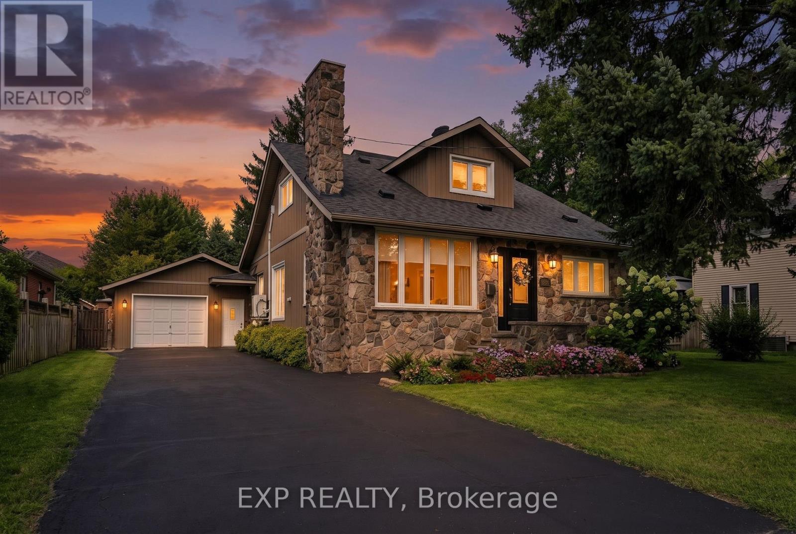MLS® listing #30305346 for sale located at 2753 ST PAUL AVENUE